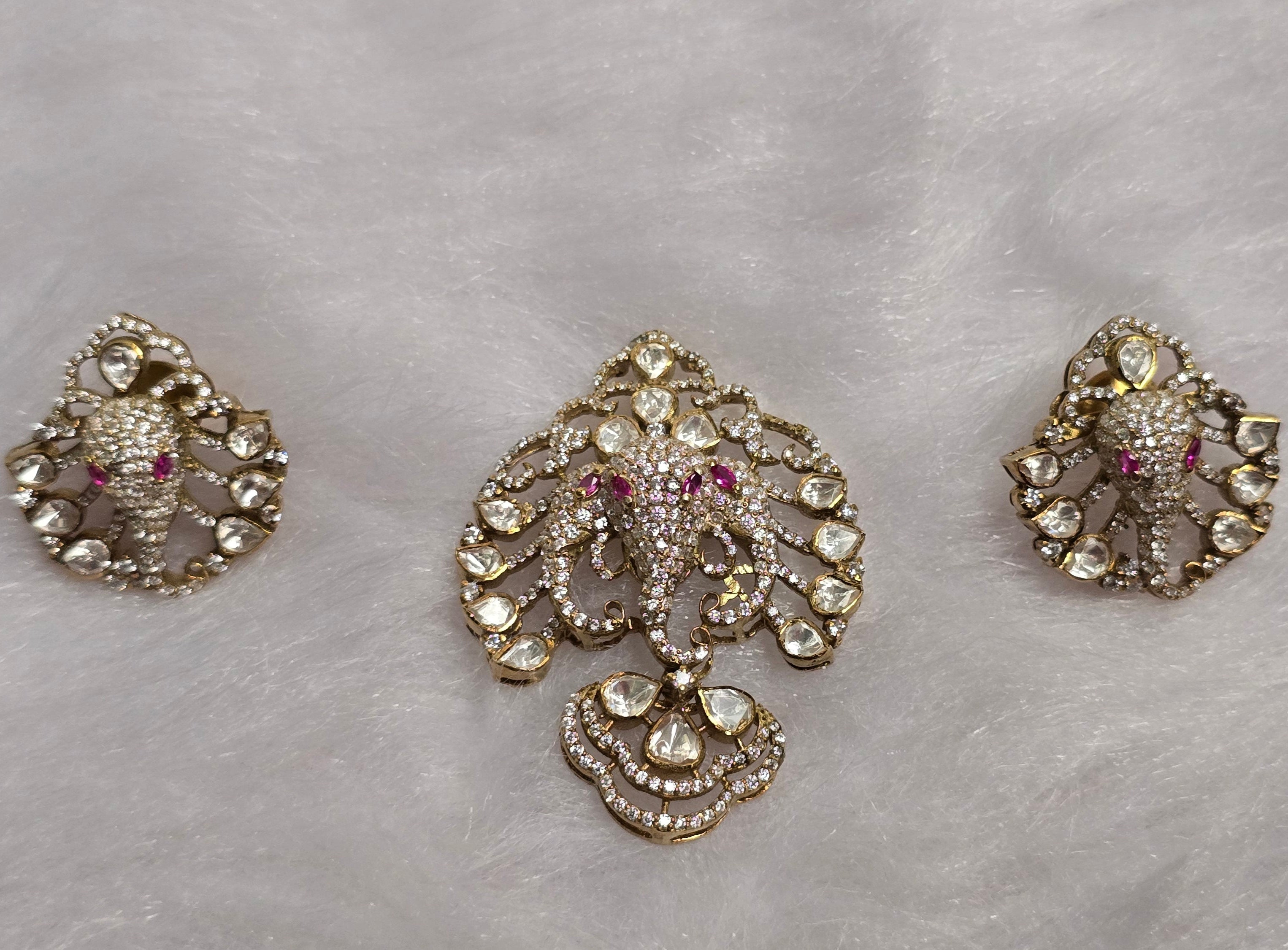 Vinayak Adorn Pendant Set