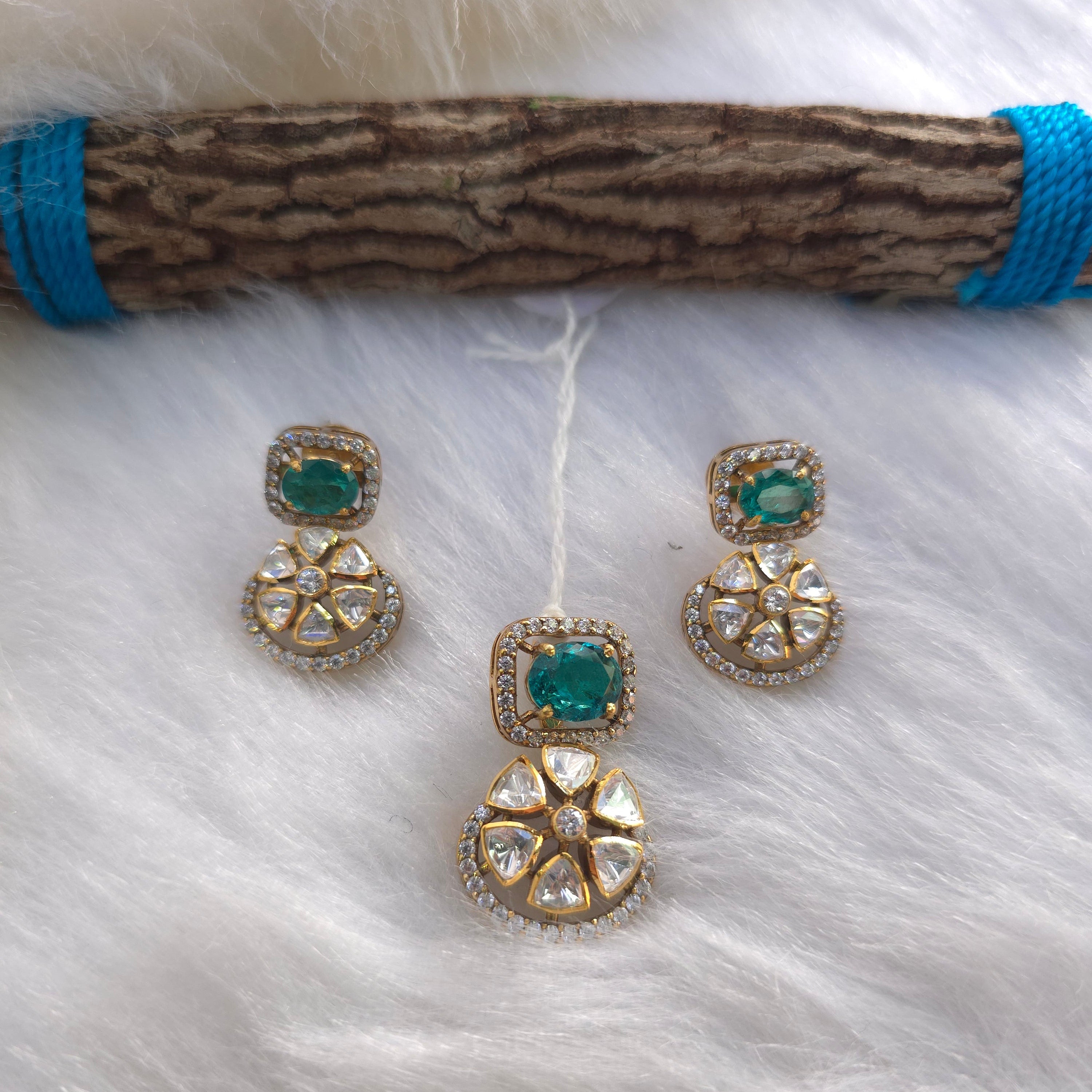 Emerald Rosette Pendant Set with panna stone