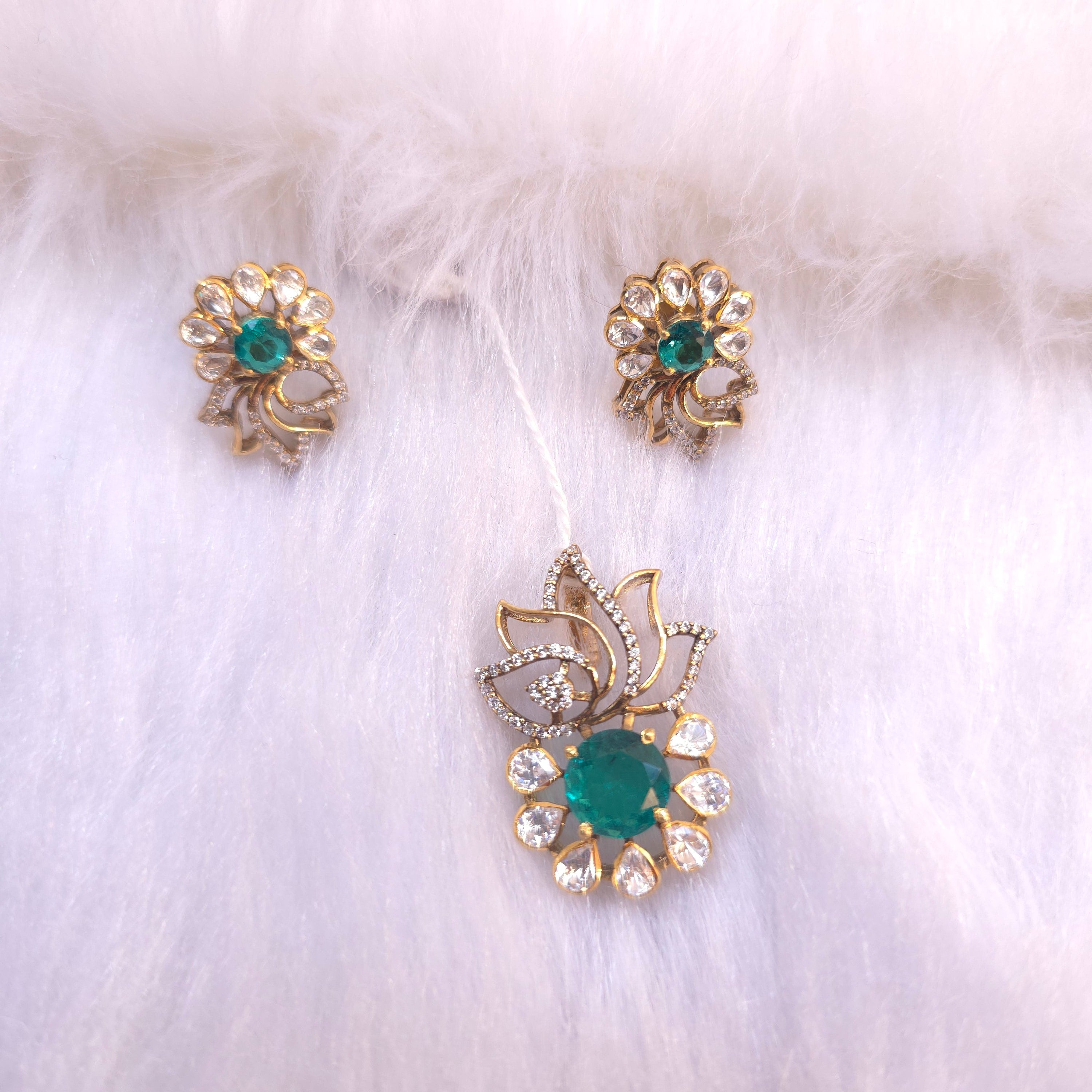 Hari Shabnam emerald pendant set in silver