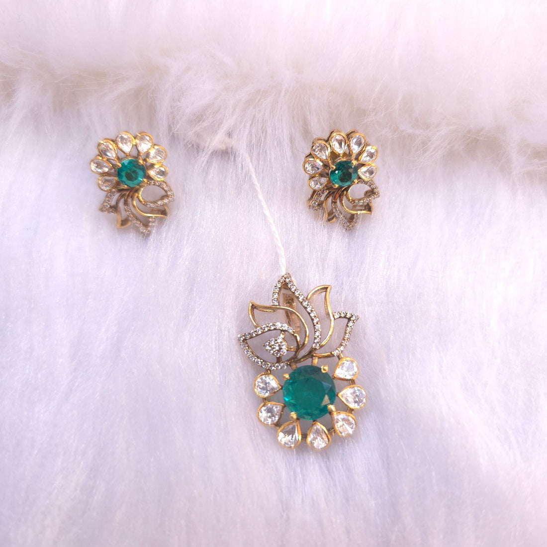 Hari Shabnam emerald pendant set in silver