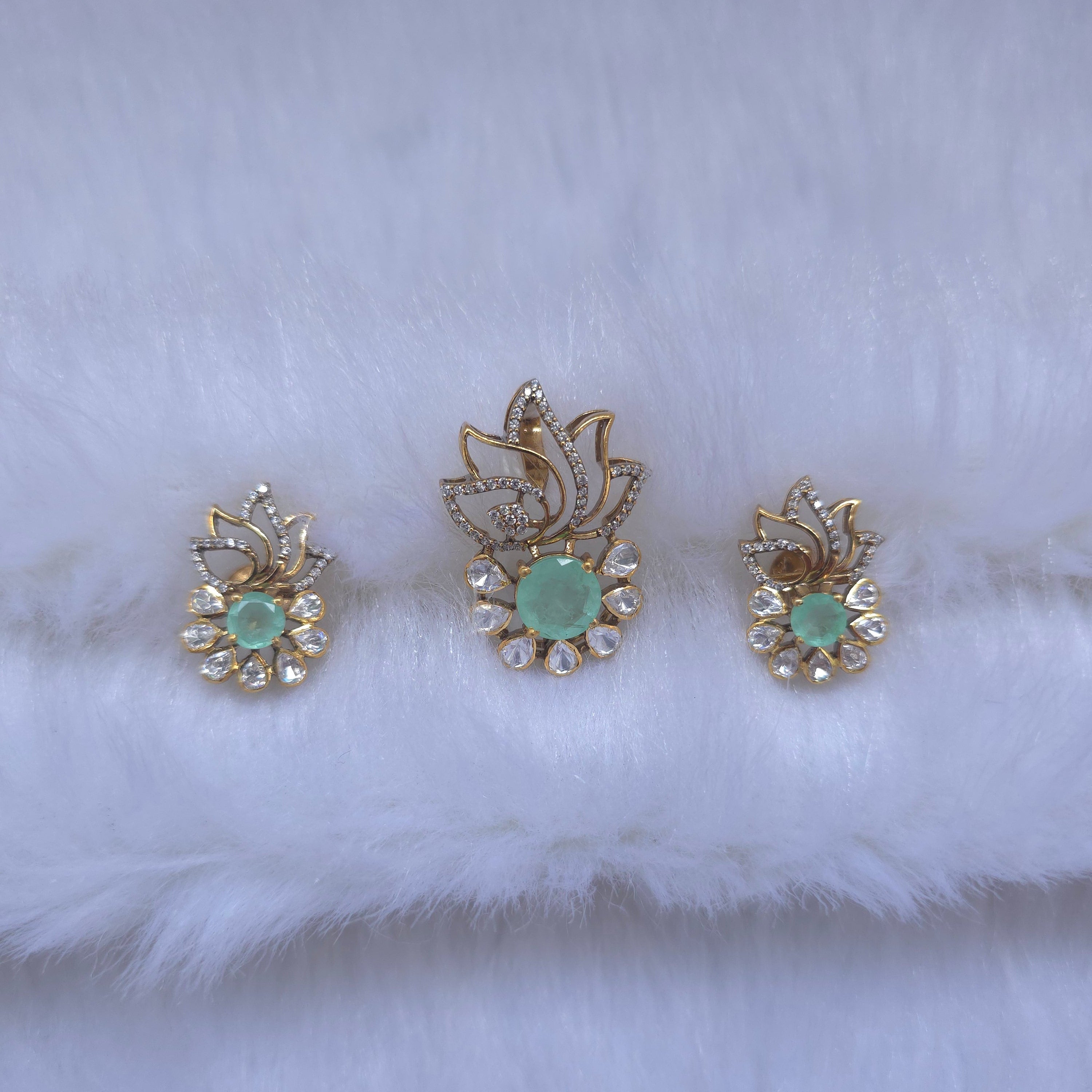 Hari Shabnam emerald pendant set in silver