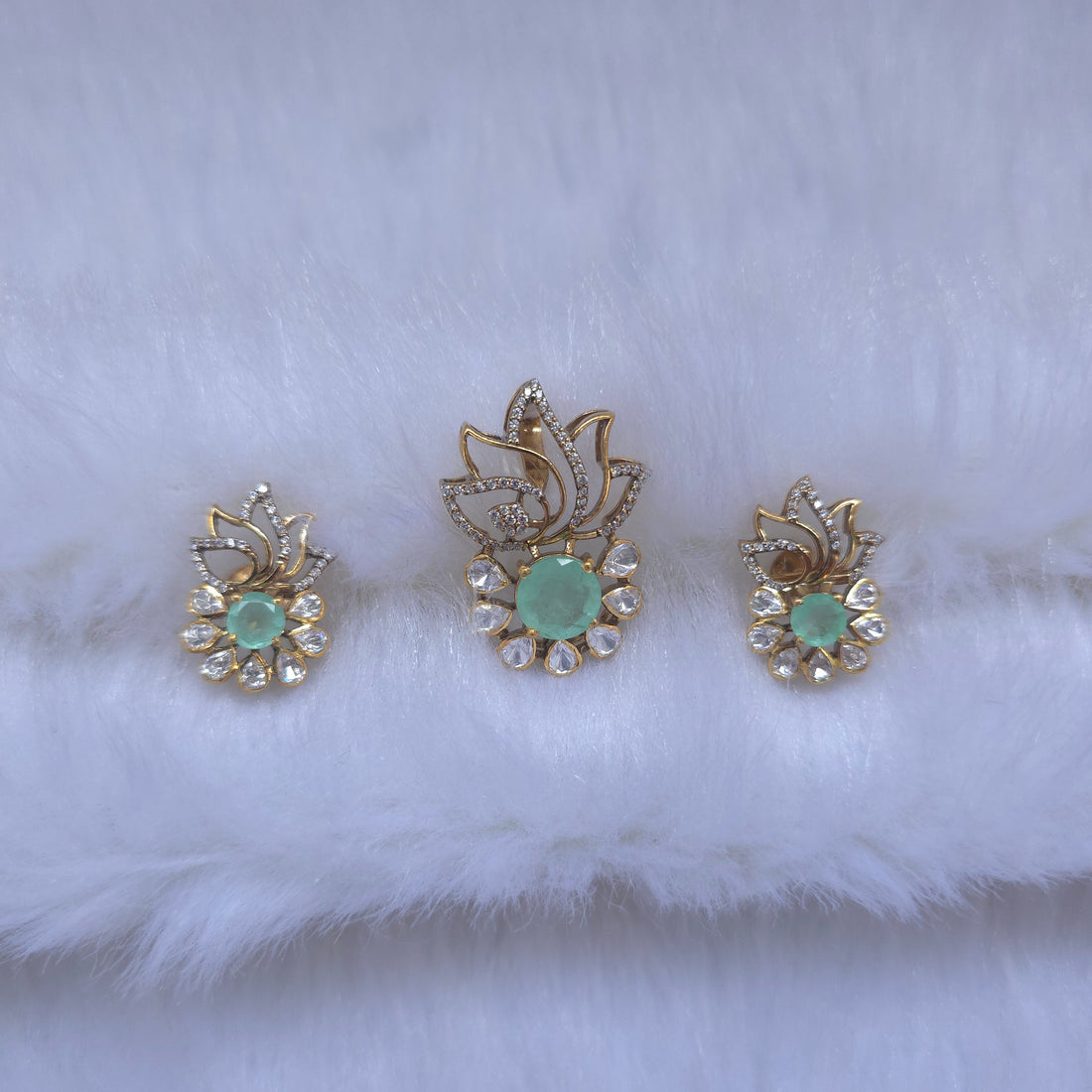 Hari Shabnam emerald pendant set in silver