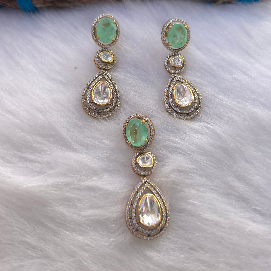 Emerald panna teardrop pendant set in 925 silver